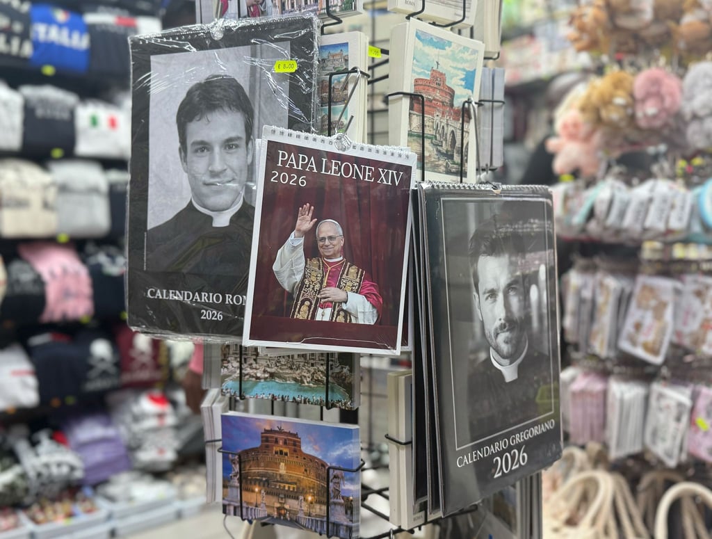 Rund um den Petersdom werden Kalender von Papst Leo XIV. sowie echten und falschen Priestern verkauft.
