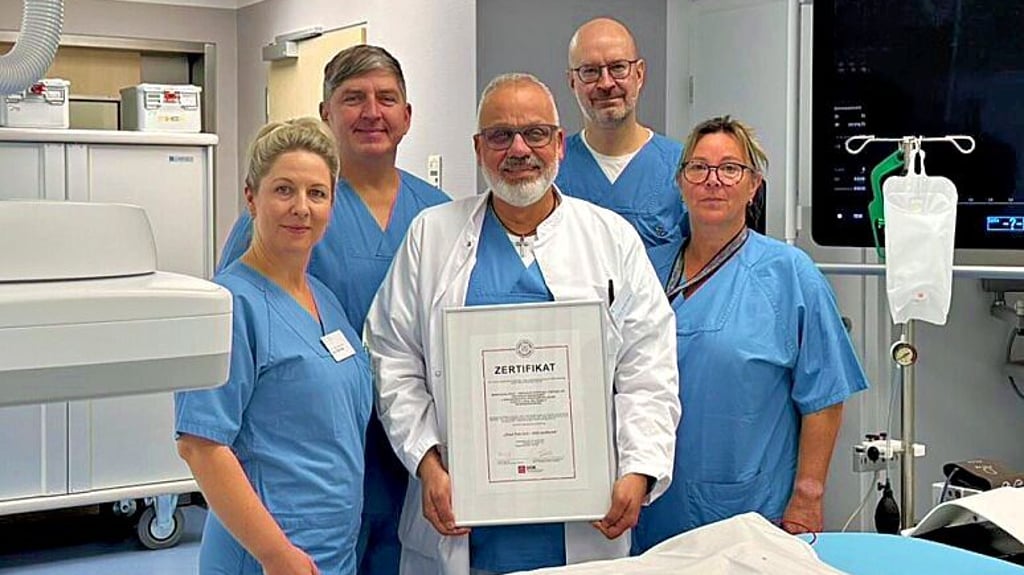 Chefarzt  Anwar Hanna (M.) mit seinem Team der CPU