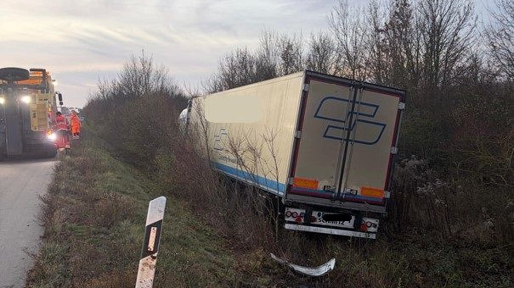 Durch Sekundenschlaf ist ein Lkw-Fahrer mit seinem 40-Tonner auf der A14 von der Straße abgekommen.