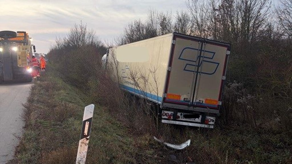Durch Sekundenschlaf ist ein Lkw-Fahrer mit seinem 40-Tonner auf der A14 von der Straße abgekommen.