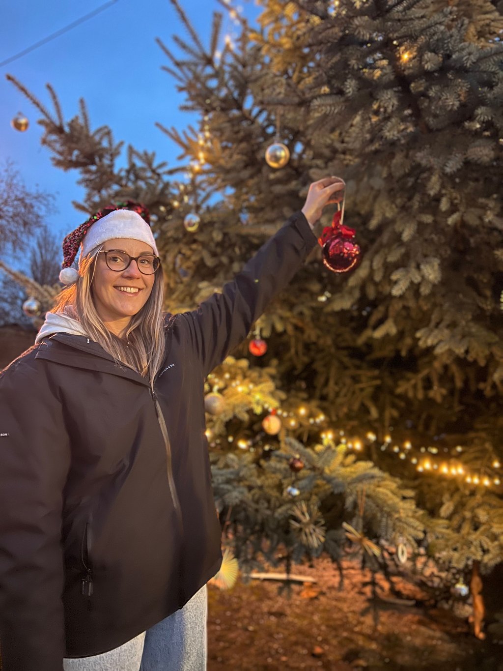 Auch Stefanie Bode, Vorsitzende des initiierenden Heimatvereins, schmückte den Baum mit.