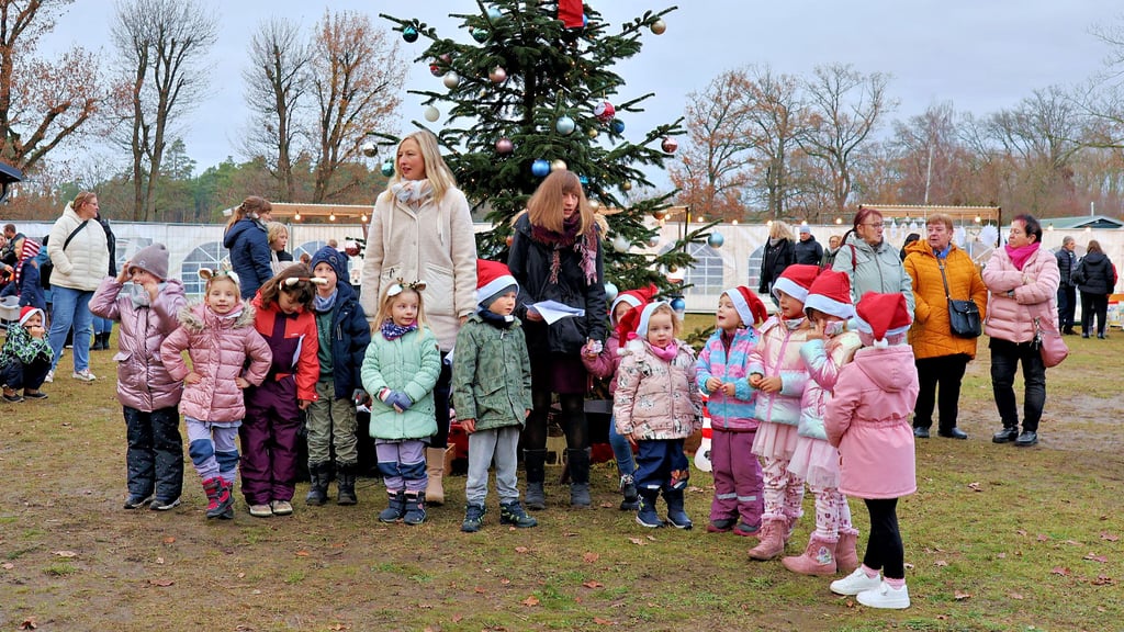 Der Chor der Kita „Sonnenschein“ trat in Kamern beim Weihnachtsmarkt in der „Seeperle“ auf.   Mit dem Lied von der „Weihnachtsbäckerei“ eroberten sie die Herzen des Publikums.