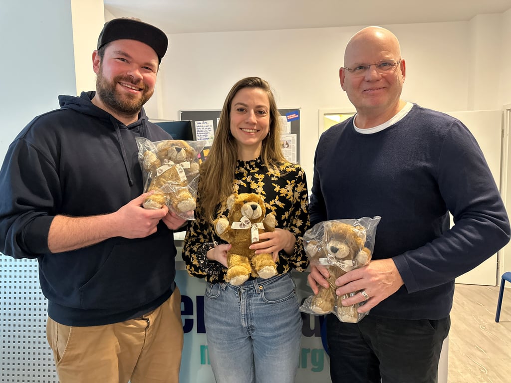 Fabian Kunze  und Verena Ruhsert vom Verein „Ärzte der Welt“ in Magdeburg nahmen Tröste-Teddys von Ingo Host (rechts) entgegen. Alle drei sind Kandidaten zur Wahl zum Magdeburger des Jahres der Volksstimme.