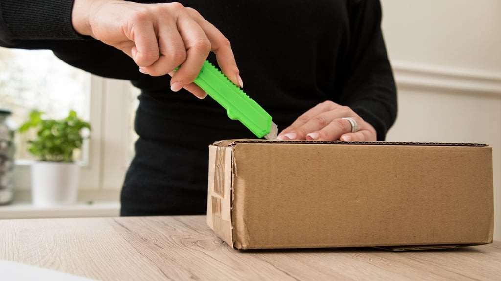 Teure Technik bestellt, aber wertloses Anderes bekommen? Verbraucherschützer empfehlen, vor dem Öffnen das Paket zu wiegen und zu fotografieren.