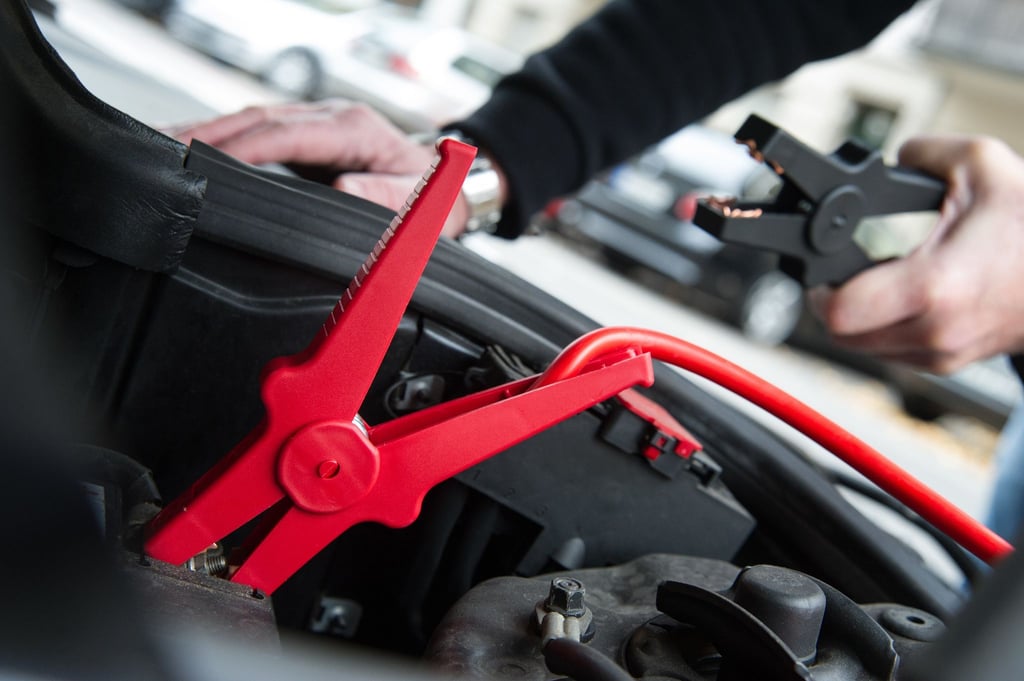 Ein Starthilfekabel ist schon mal die halbe Miete. Nur: Welche Klemme kommt zuerst?