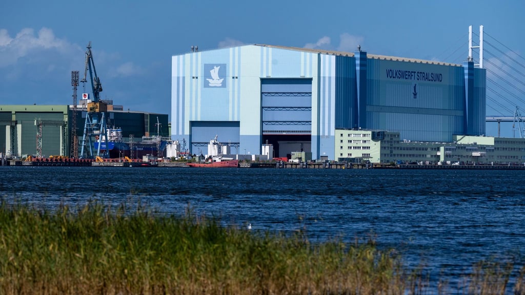 In der großen Schiffbauhalle in Stralsund soll ab kommendem Jahr nach längerer Zeit wieder an einem großen Schiffsneubau gearbeitet werden. (Archivbild)