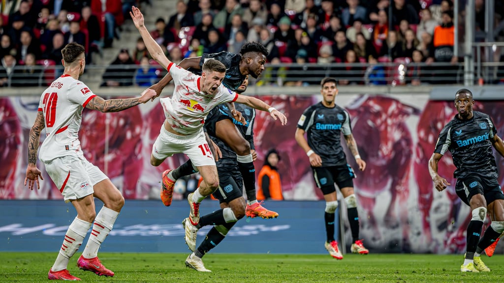 Bayers Afrika-Cup-Spieler Tapsoba im Zweikampf mit Leipzigs Baumgartner