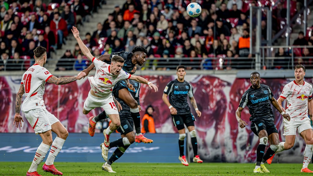 Bayers Afrika-Cup-Spieler Tapsoba im Zweikampf mit Leipzigs Baumgartner