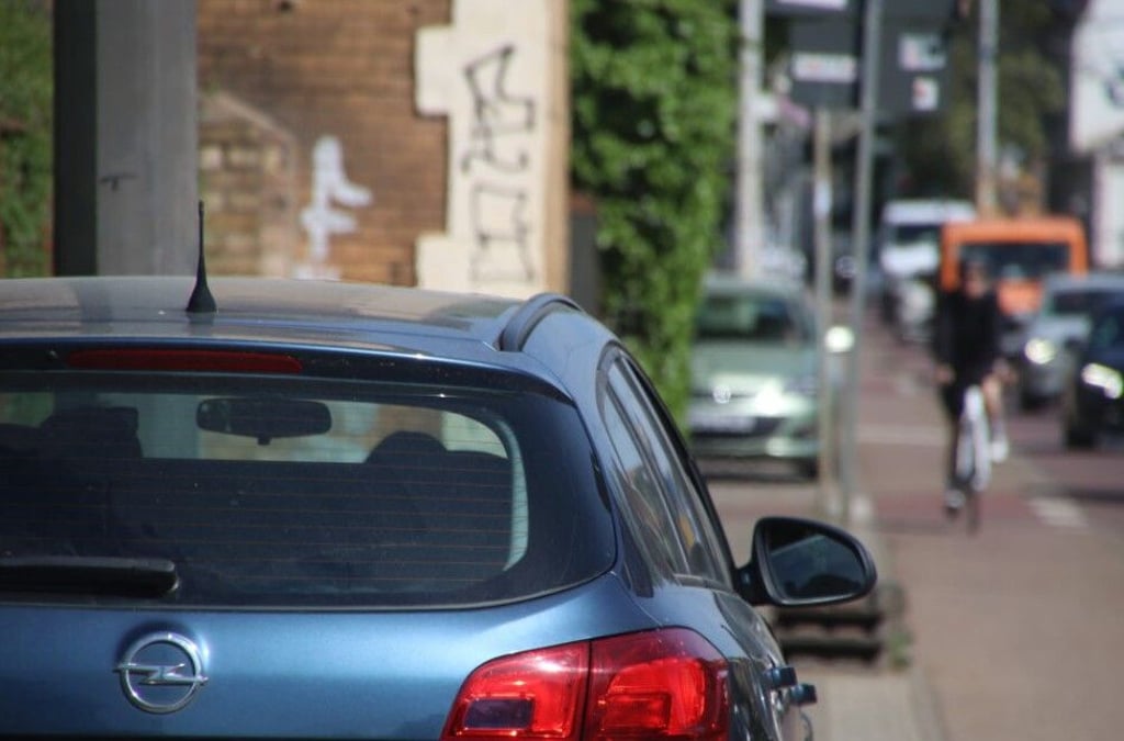 Rund um die Uhr wird er 19-jährige in Halle von Polizeibeamten auf Schritt und Tritt verfolgt und beobachtet.