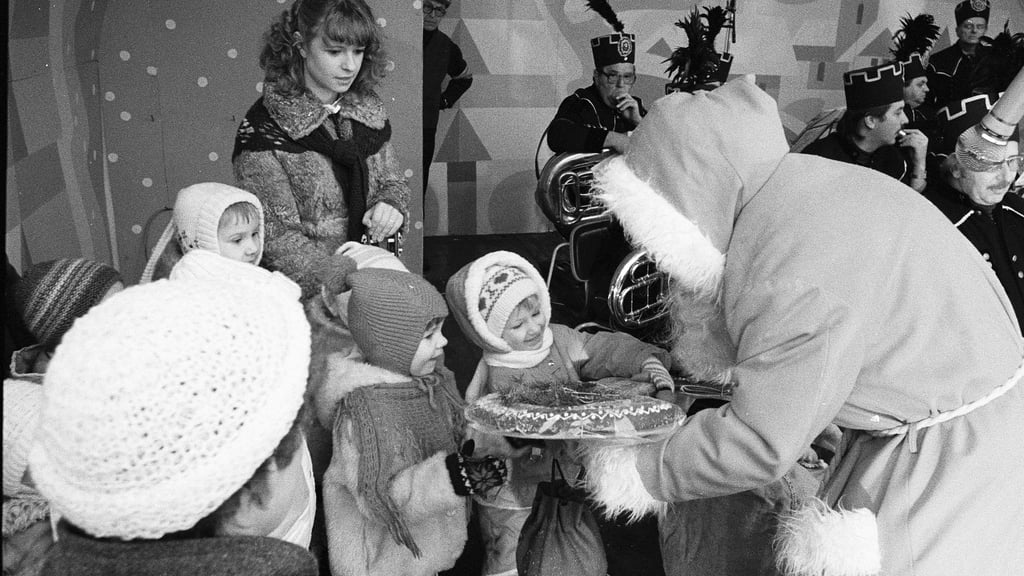 Ob Räuchermänner als Währung, verbotene Stollen oder das Geheimnis der Jahresendfigur – die DDR schrieb ihre eigenen Weihnachtsgeschichten.