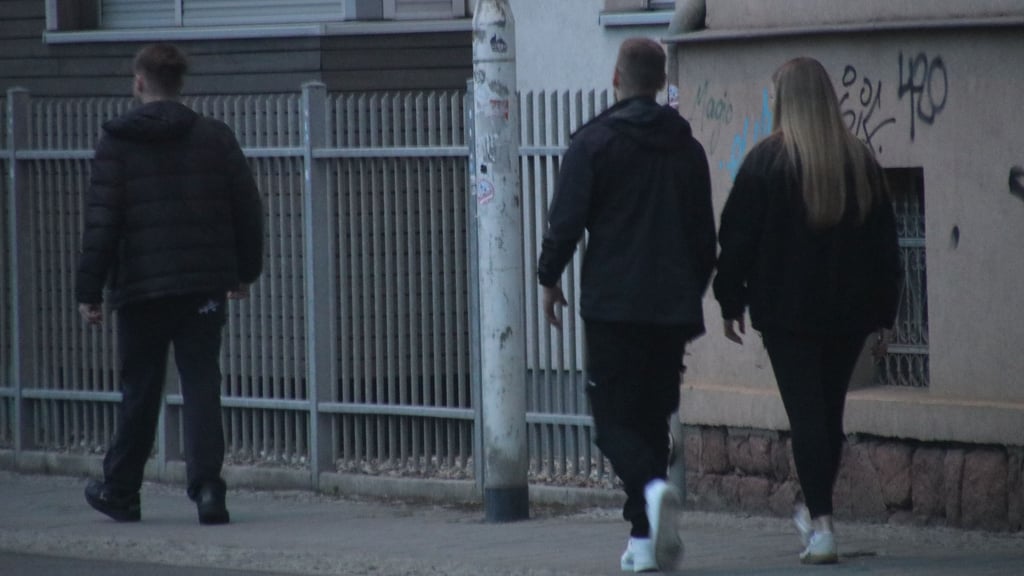 Rund um die Uhr wird er 19-jährige in Halle von Polizeibeamten auf Schritt und Tritt verfolgt und beobachtet. Zudem muss er sich täglich im Polizeirevier melden.&nbsp;