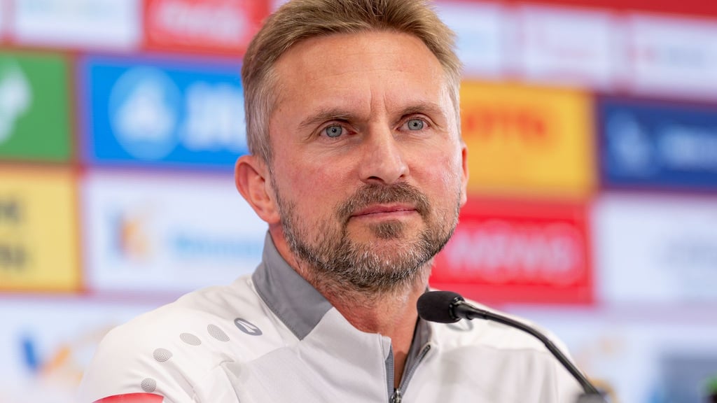 Benjamin Hoffmann sitzt bei Mainz am Freitag auf der Trainerbank.