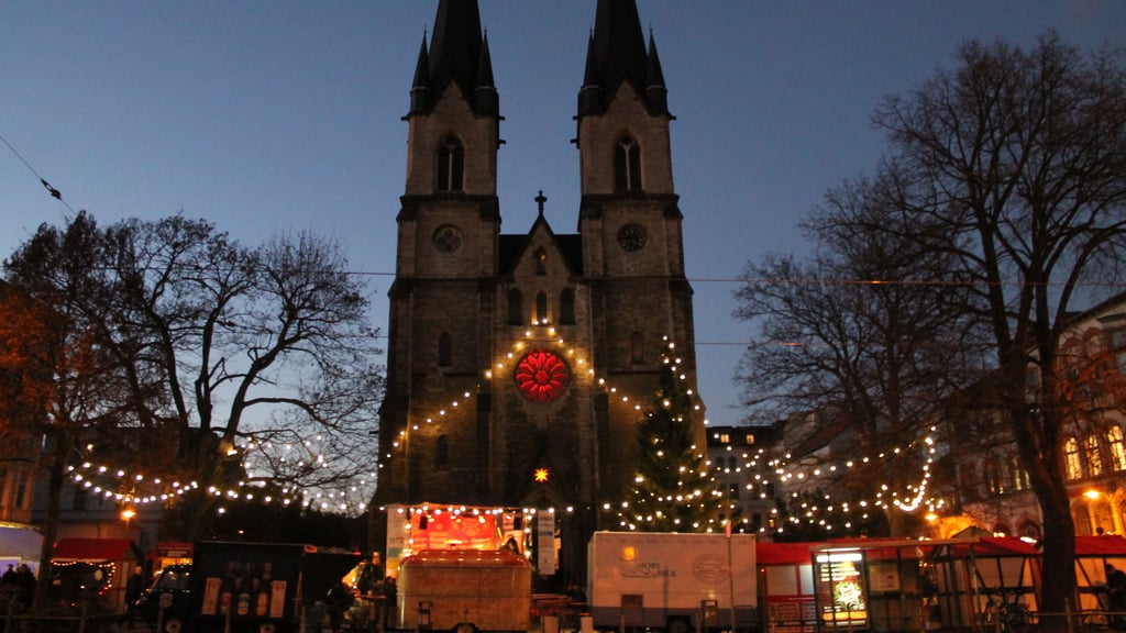 Auf dem Platz an der Ambrosiuskirche in Magdeburg findet in diesem Jahr wieder der Sudenburger Adventsmarkt statt.