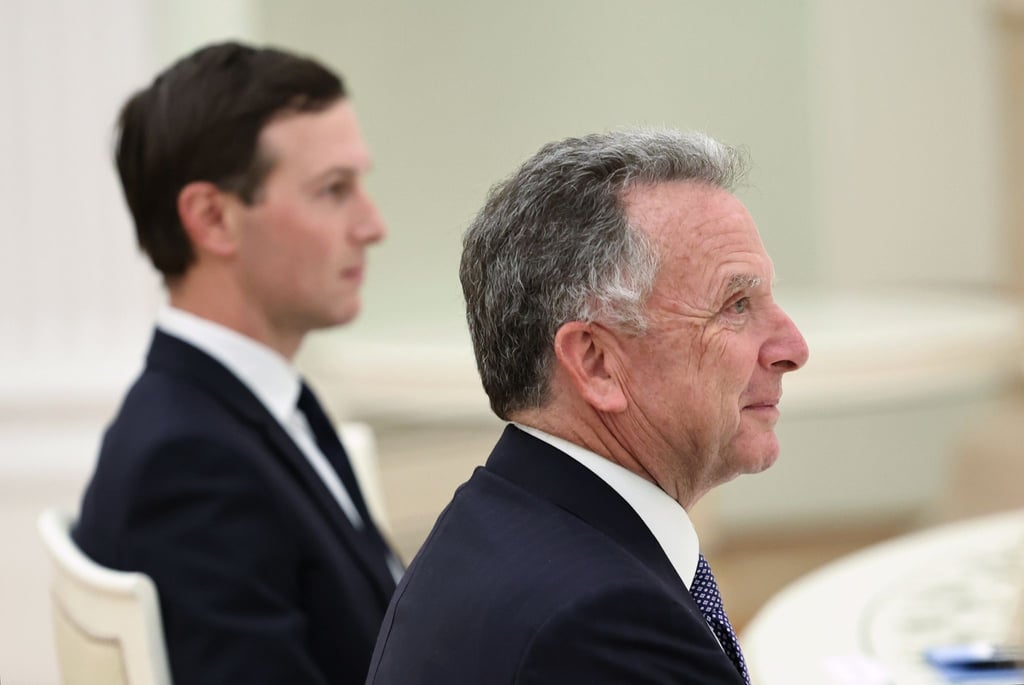 Kushner (l) begleitete Witkoff erstmals im Kreml.