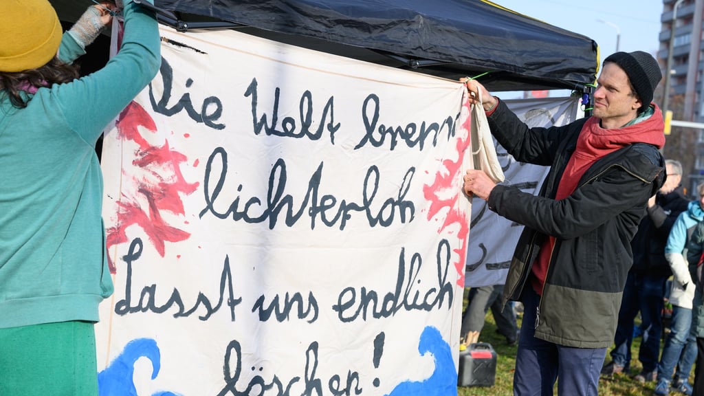 Vor dem Amtsgericht in Cottbus protestierten rund 20 Aktivisten.