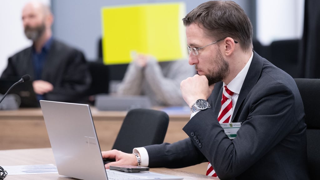 Beate Zschäpe sagt am OLG Dresden in Begleitung eines Anwalts aus.