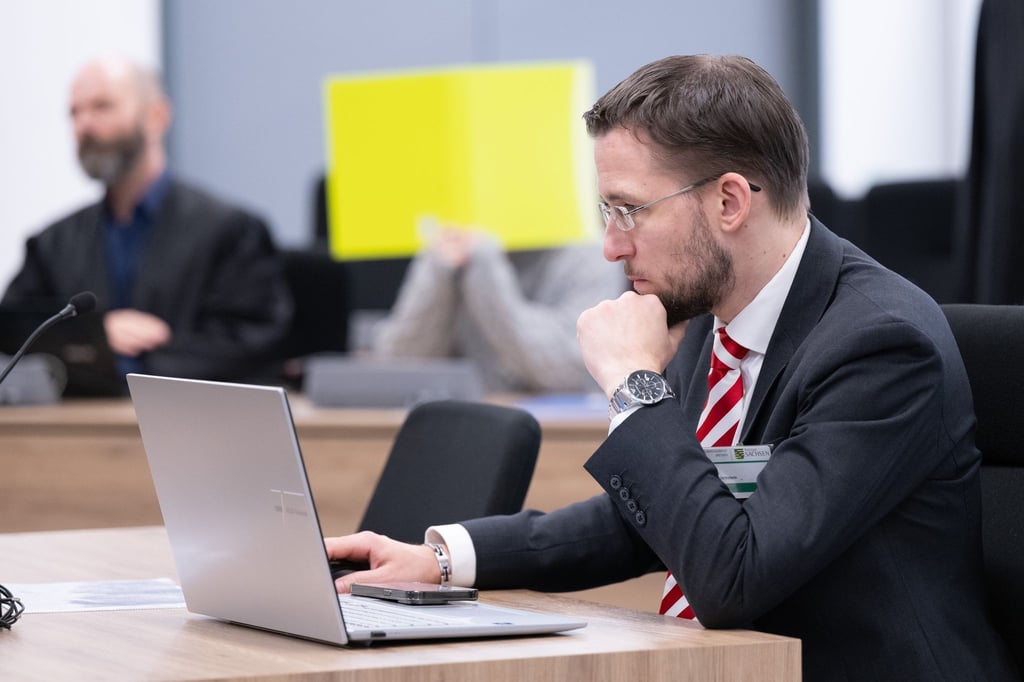 Beate Zschäpe sagt am OLG Dresden in Begleitung eines Anwalts aus.