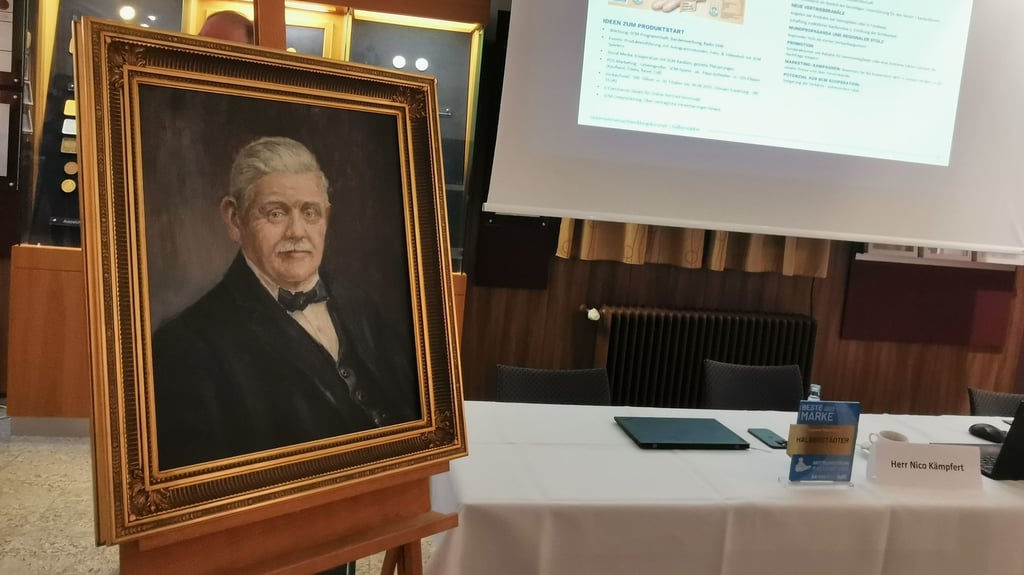 Nicht der neue, sondern der alte Chef: Halko-Firmengründer Friedrich Heine begutachtet das neue Produkt „Meisterstücke“. 