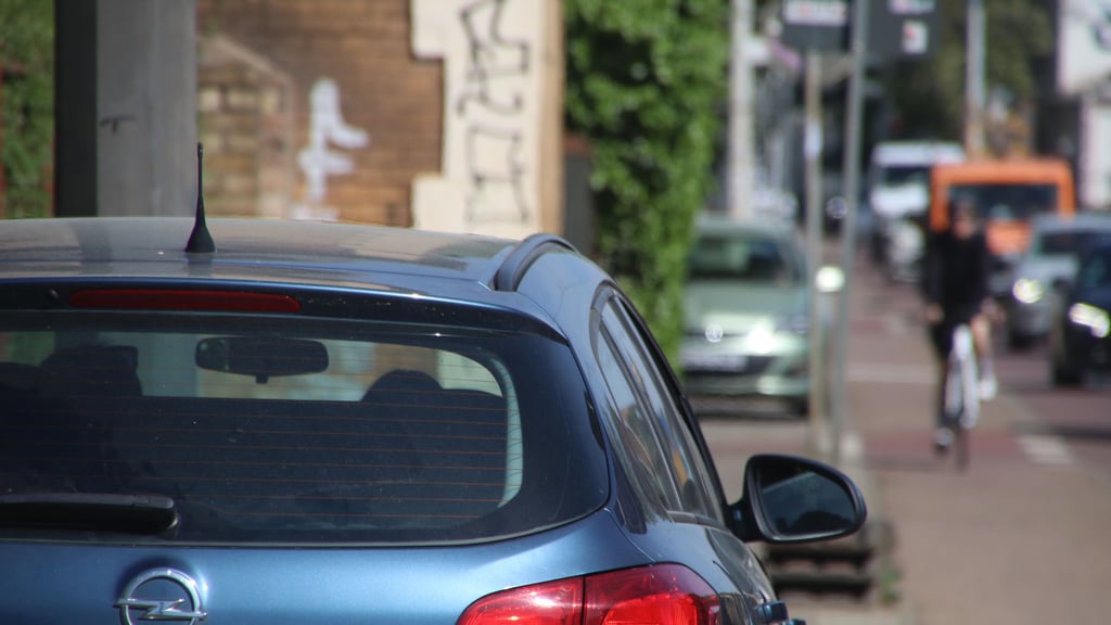 Rund um die Uhr wird er 19-jährige in Halle von Polizeibeamten auf Schritt und Tritt verfolgt und beobachtet. Zudem muss er sich täglich im Polizeirevier melden.