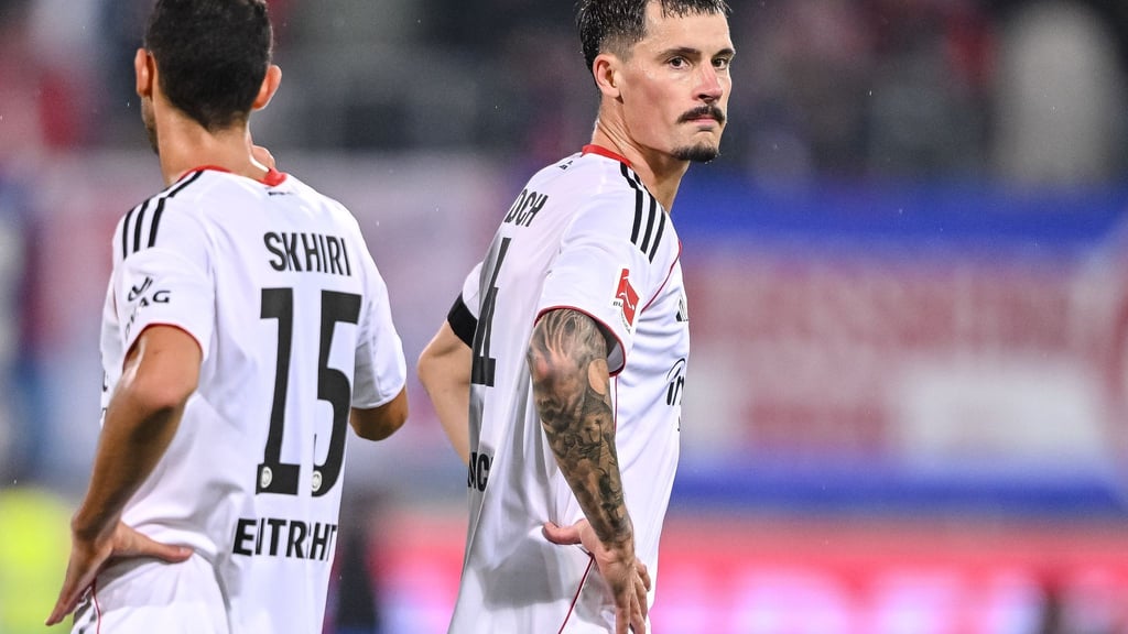 Kapitän Robin Koch (r) wähnt Eintracht Frankfurt im Stimmungstief. (Archivbild)