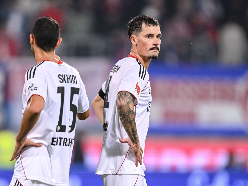 Kapitän Robin Koch (r) wähnt Eintracht Frankfurt im Stimmungstief. (Archivbild)