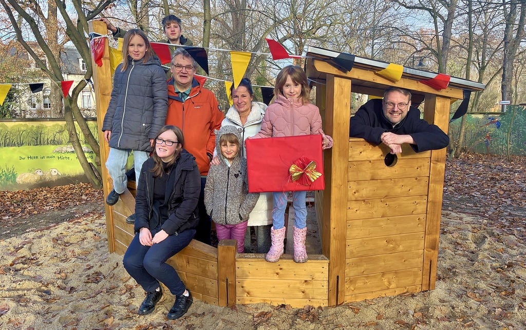 Durch die Spendenaktion von Verena Schiffner (M.) und Stefan Westphal (r.) konnte im vergangenen Jahr eine kleine Arche aufgebaut werden. 