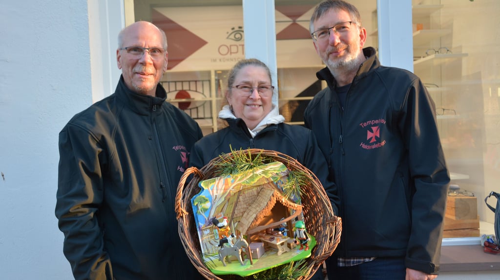 Die Tempelritter Detlef Zechelt sowie Heike und Fokko Seeger laden (von links) alle Kinder ein, in der Haldensleber Innenstadt Märchen zu erraten und sich auf dem Sternenmarkt eine kleine Überraschung zu verdienen.