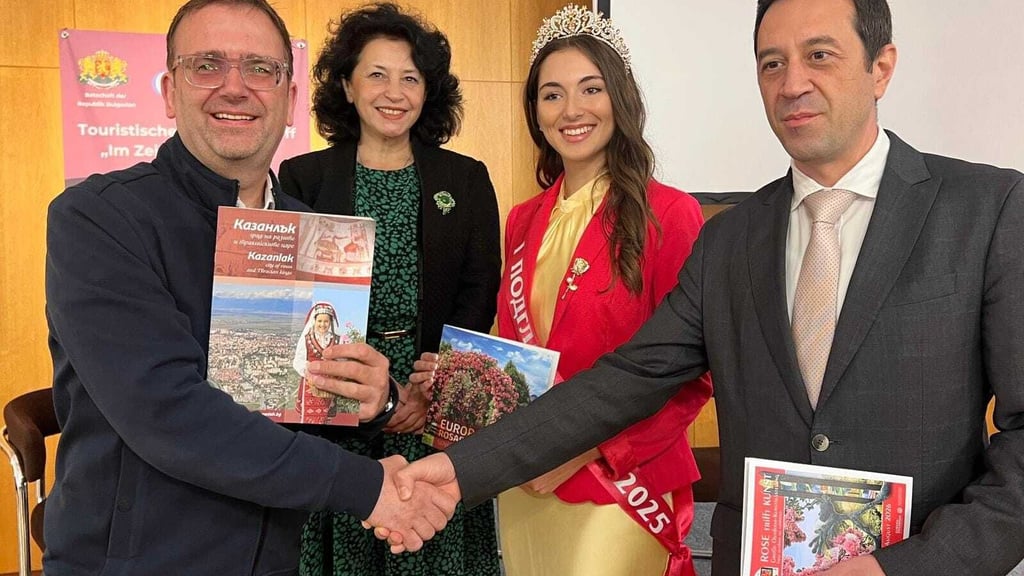 Heiko Leßmann (links) mit dem Botschafter Bulgariens, Grigor Porozhanov. Neben dem Botschafter steht Rosenkönigin Konstantina Kostadinowa aus Kasanlak. 