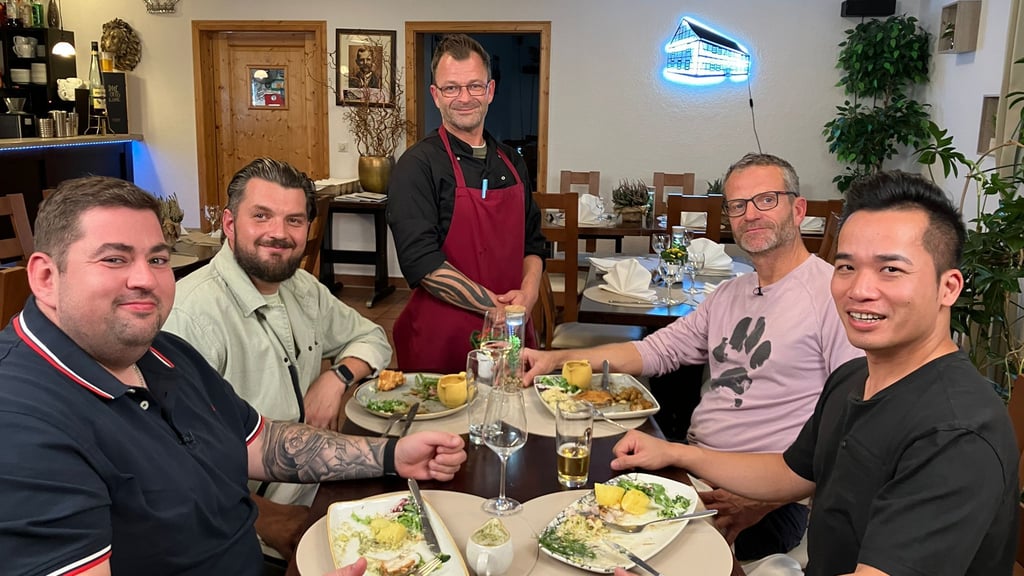 Gastwirt und Koch Thomas Voigt (Mitte) möchte bei der Kabel1-Sendung "Mein Lokal, Dein Lokal" punkten. 