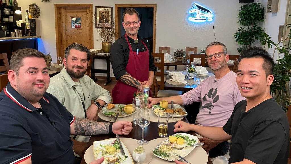 Gastwirt und Koch Thomas Voigt (Mitte) möchte bei der Kabel1-Sendung "Mein Lokal, Dein Lokal" punkten.&nbsp;