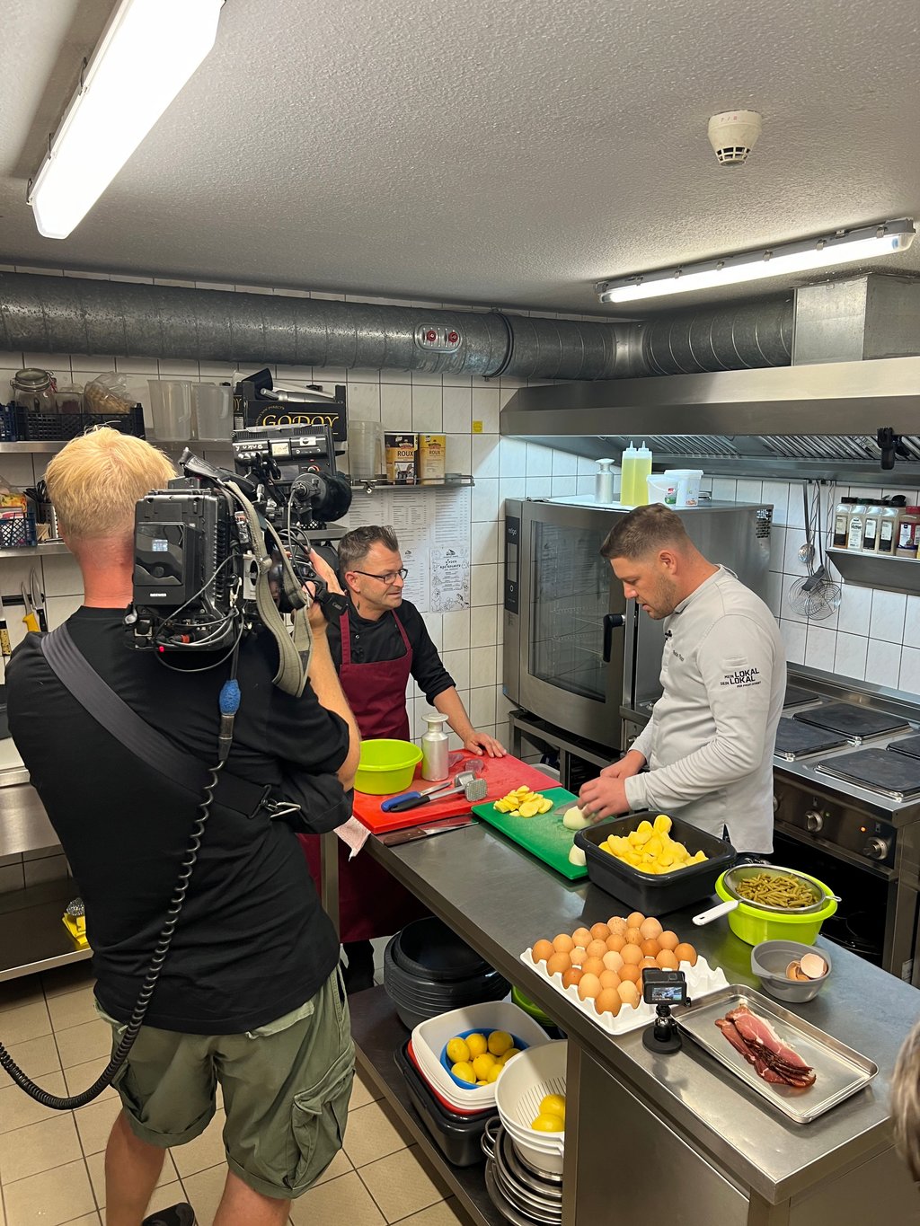 TV-Koch Robin Pietsch gibt Thomas Voigt Tipps für die Zubereitung seiner Gerichte im "Volkshaus".