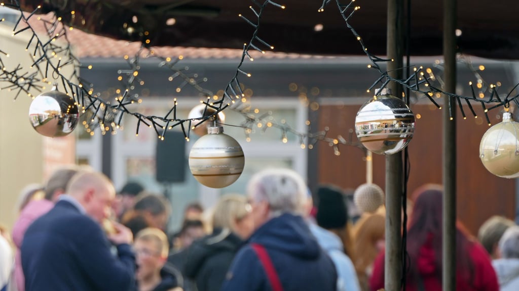 Viele Besucher entschieden sich zum ersten Advent für einen Ausflug zum „Besonderen Weihnachtsmarkt“ der Matthias-Claudius-Haus-Stiftung Oschersleben.