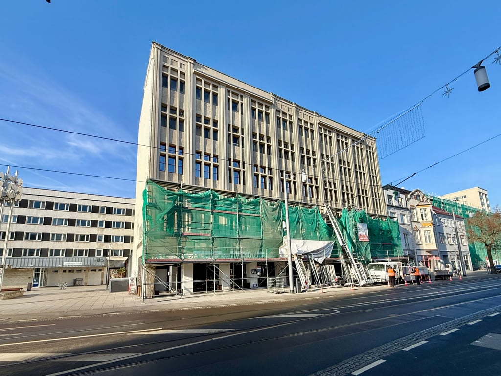 Die Fassade vom Kaufhaus Zeeck ist fertig. Die Rüstung wird derzeit abgebaut. Im Frühjahr soll hier eine Ausstellung zum Jubiläum „100 Jahre Bauhaus in Dessau“ eröffnet werden.