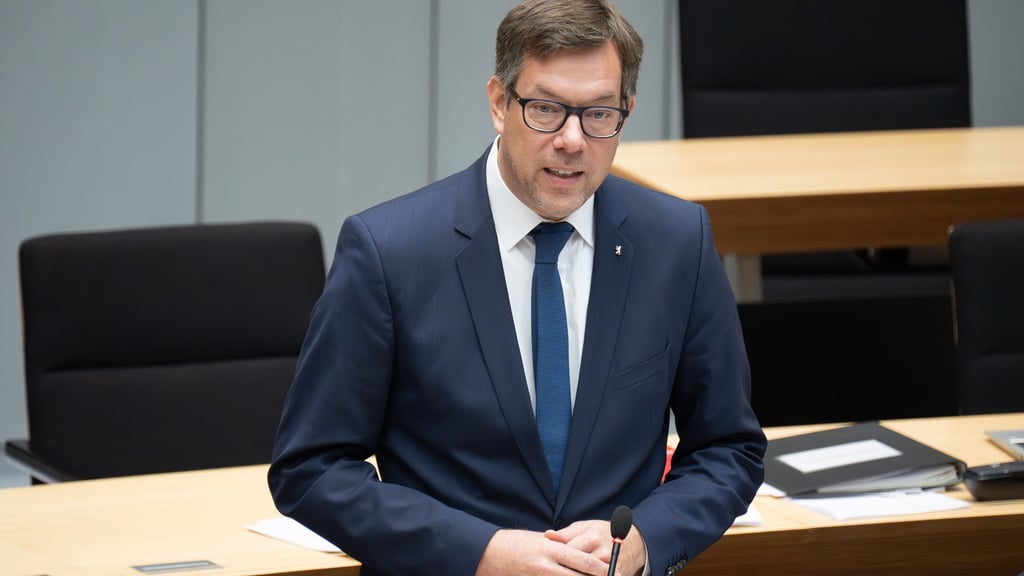 Christian Hochgrebe (SPD) spricht in einer Plenarsitzung des Berliner Abgeordnetenhauses über die diesjährigen Böller-Verbotszonen.