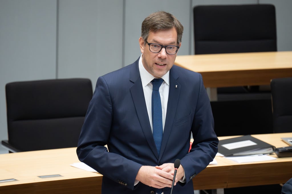 Christian Hochgrebe (SPD) spricht in einer Plenarsitzung des Berliner Abgeordnetenhauses über die diesjährigen Böller-Verbotszonen.