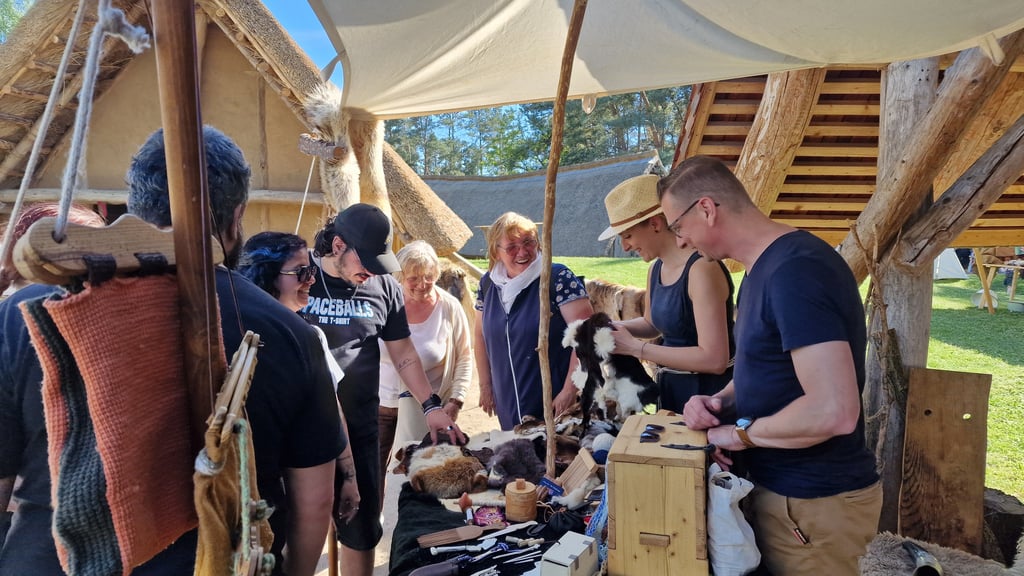 Schon zur Wiedereröffnung im Mai 2025 zeigte das Steinzeitdorf in Magdeburg traditionelles Handwerk. Jetzt verbindet sich diese historische Kulisse mit adventlicher Stimmung.