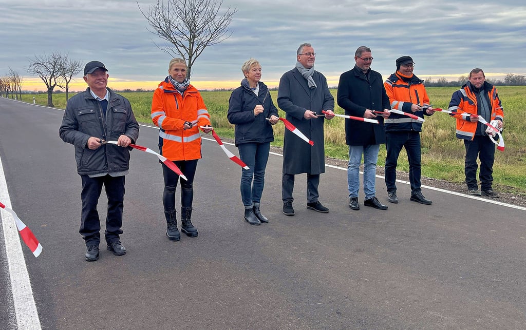 Anwesend bei der offiziellen Freigabe waren Ortsbürgermeister Manfred Hildebrandt, Sachbearbeiterin Maria Seidel, Christine Döring und Andreas Rösler vom Landkreis, Bürgermeister Torsten Lorenz und Bauleiter Falk Solero (v.l.n.r.).