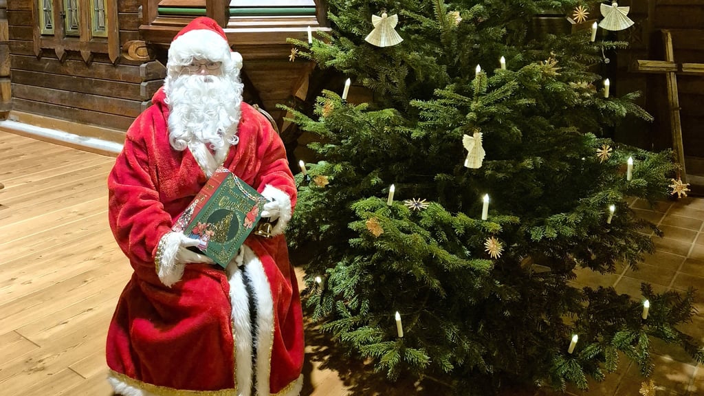 Zum Weihnachtsmarkt an der Stabkirche Stiege kommt auch wieder der Weihnachtsmann vorbei.