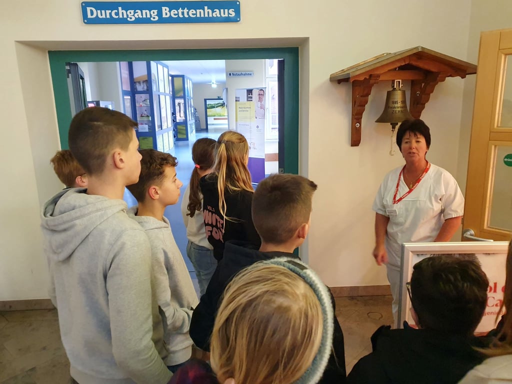 Die Glocke spielt eine wichtige Rolle, wie die Mitglieder der AG Rasende Reporter in der Helios-Klinik Zerbst erfahren haben.