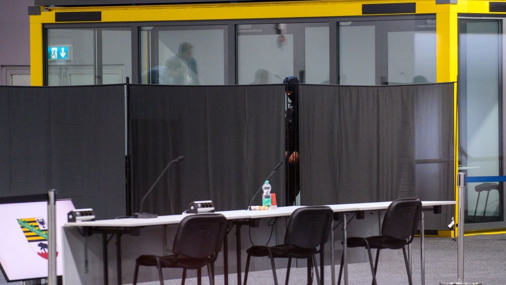 Kurzzeitig war ein Sichtschutz vor dem Angeklagten aufgebaut.