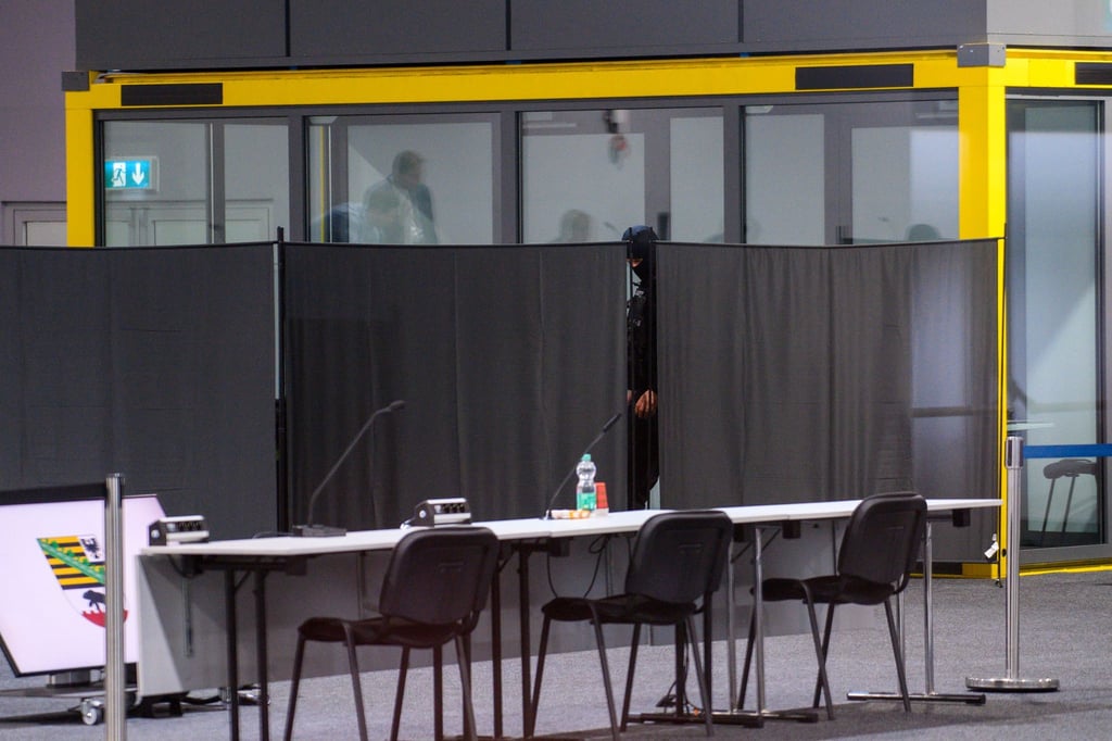 Kurzzeitig war ein Sichtschutz vor dem Angeklagten aufgebaut.