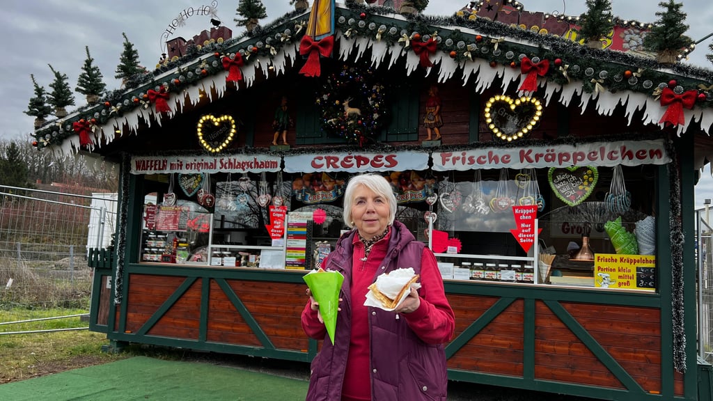 Monika Backhaus liebt ihr Schaustellerleben. Mit ihrem DDR-Softeis und der DDR-Waffel ist sie in der Region bekannt.