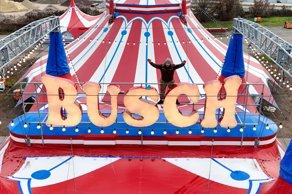 Artist Jeffry Frank steht auf dem Dach des Zirkuszelts. Der Weihnachtscircus gastiert vom 19. Dezember 2025 bis 6. Januar 2026 auf dem Messe Max-Wille-Platz in Magdeburg. 