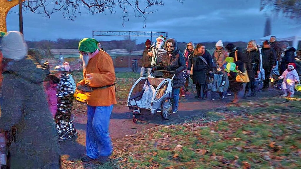 Mit Kind und Kegel ging es zur Wichtelwanderung in den Barbyer Eichelwald, wo ein „Schatz“ gesucht werden musste.