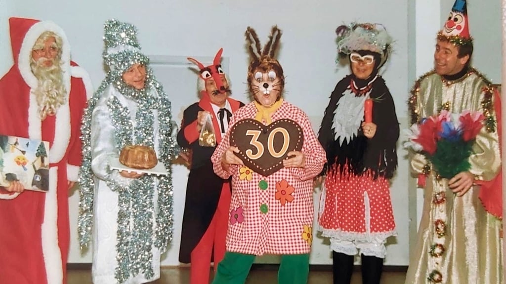 Greti Emmer-Mosch als Hase „Hoppel Poppel“: 1991 stand die gefeierte Tänzerin und Tanzpädagogin das letzte Mal in einer großen Produktion der von ihr gegründeten Revue auf der Bühne. Im Jahr 2000 ging es in kleinerer Besetzung endgültig auf Abschiedstour - nach 30 Jahren „Hoppel Poppel“-Revue. 