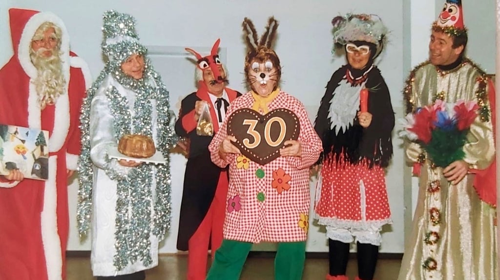 Greti Emmer-Mosch als Hase „Hoppel Poppel“: 1991 stand die gefeierte Tänzerin und Tanzpädagogin das letzte Mal in einer großen Produktion der von ihr gegründeten Revue auf der Bühne. Im Jahr 2000 ging es in kleinerer Besetzung endgültig auf Abschiedstour - nach 30 Jahren „Hoppel Poppel“-Revue. 