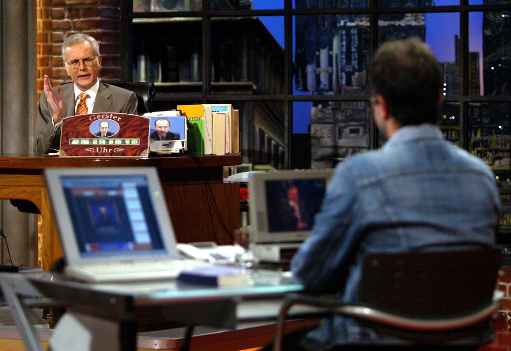 Mit Schreibtisch, Stand-up und spitzem Witz: Schmidt gilt bis heute als wichtigste Figur der deutschen Late-Night-Geschichte. (Archivbild)