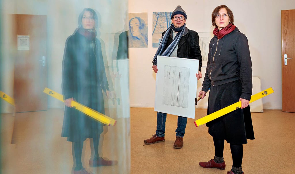 Im Kunsthaus wird zum dritten Mal die Ausstellung Jahresgaben vorbereitet. Thomas Siemon und Julienne Jattiot leben jetzt in Zeitz und sind dabei. 