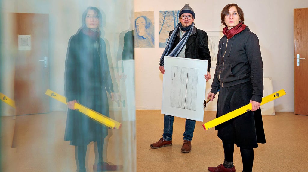 Im Kunsthaus wird zum dritten Mal die Ausstellung Jahresgaben vorbereitet. Thomas Siemon und Julienne Jattiot leben jetzt in Zeitz und sind dabei. 