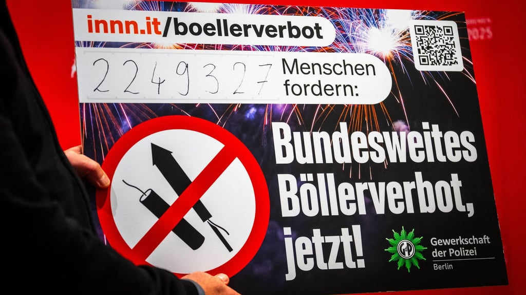 Die Gewerkschaft der Polizei Berlin hat eine Petition für ein Böllerverbot an den Vorsitzenden der Innenministerkonferenz Ulrich Mäurer (SPD) übergeben.